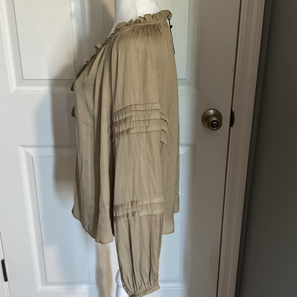 Chelsea & Theodore long sleeve NWT blouse size S - Picture 3 of 4